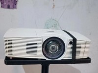 鸿合投影（颠覆传统，开启全新的投影世界）